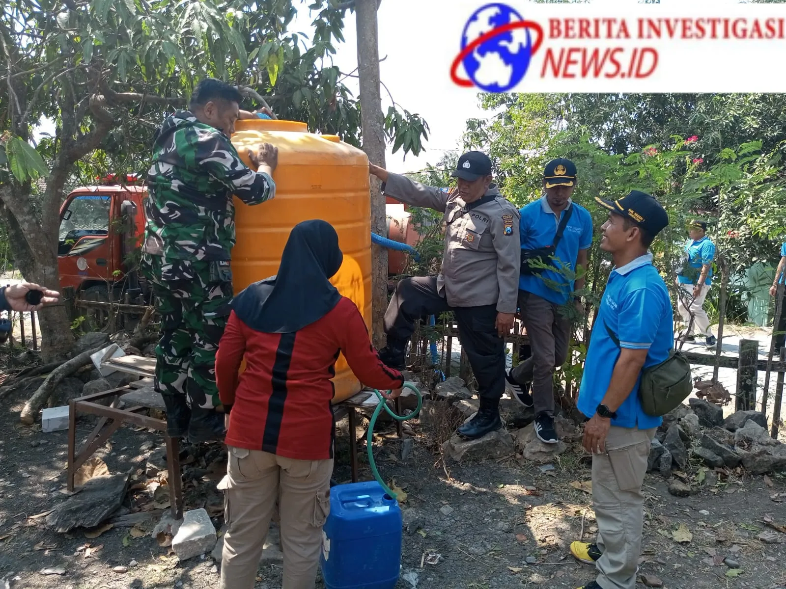 Polres Nganjuk Bersama BPBD dan Siswa SMKN 1 Lengkong Berikan Bantuan Air Bersih kepada Warga Desa Ngepung yang Terdampak Krisis Kekeringan