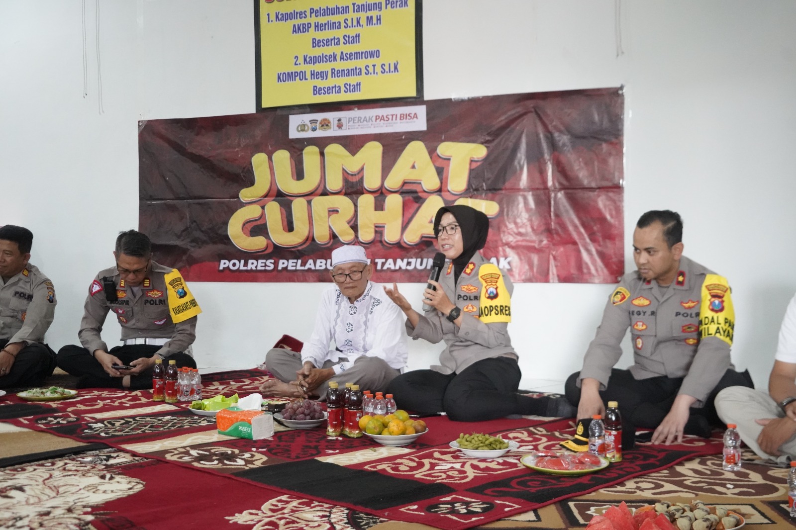 Gelar Jumat Curhat, Kapolres Tanjung Perak AKBP Herlina Serap Aspirasi Warga