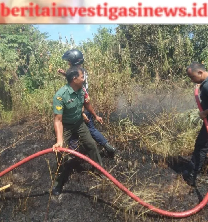 Lahan Kosong Terbakar, Babinsa Bersama Warga Padamkan Apinya