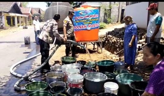 Polsek Ngetos Bersama BPBD Kabupaten Nganjuk dan Pemdes Salurkan Air Bersih Untuk 120 KK Warga Dusun Jatirejo
