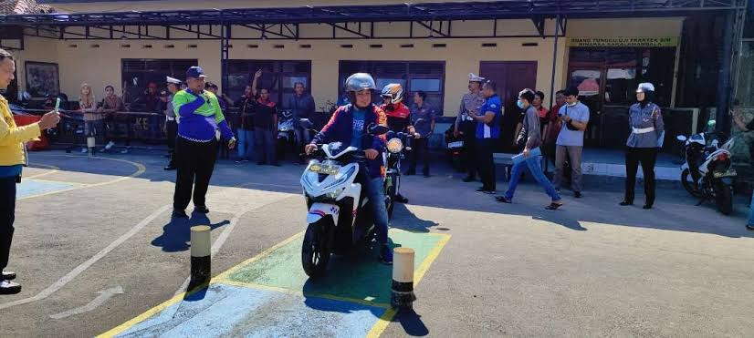 Sambut Hari Lalu Lintas Bhayangkara Ke 68, Polres Kediri Kota Gelar Lomba Ujian Praktik SIM