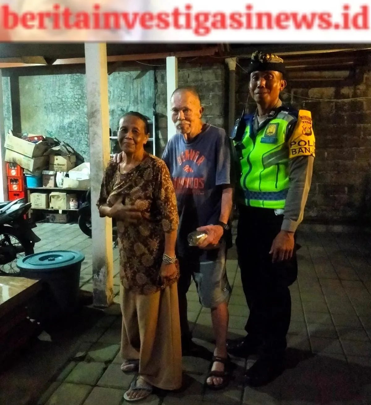 Polisi Banjar Batan Poh Antarkan Wanita Linglung Ke Rumahnya