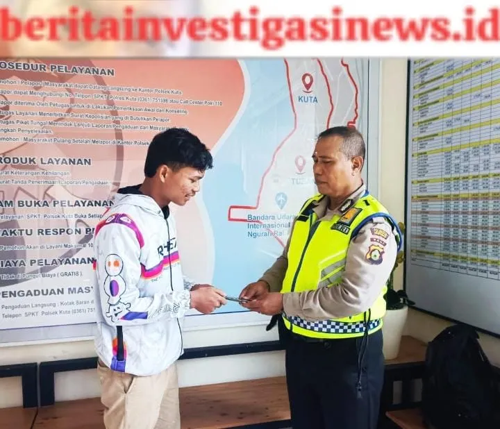 Wujud Polri Humanis, Personil Polsek Kuta Kembalikan Handphone Yang Terjatuh Kepada Pemiliknya