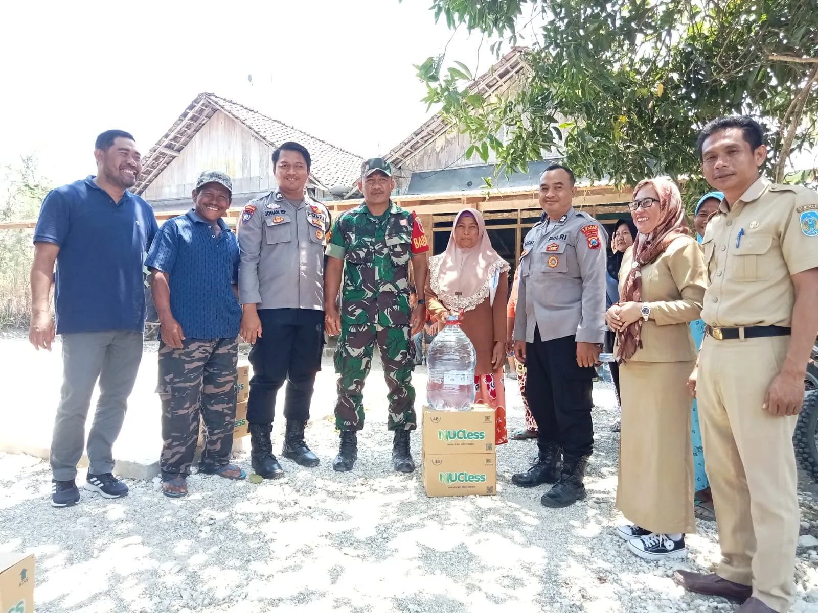 Polres Nganjuk Bersama AKD Lengkong dan Jatikalen Sumbangkan Air Minum Dalam Kemasan untuk Warga Desa Pule