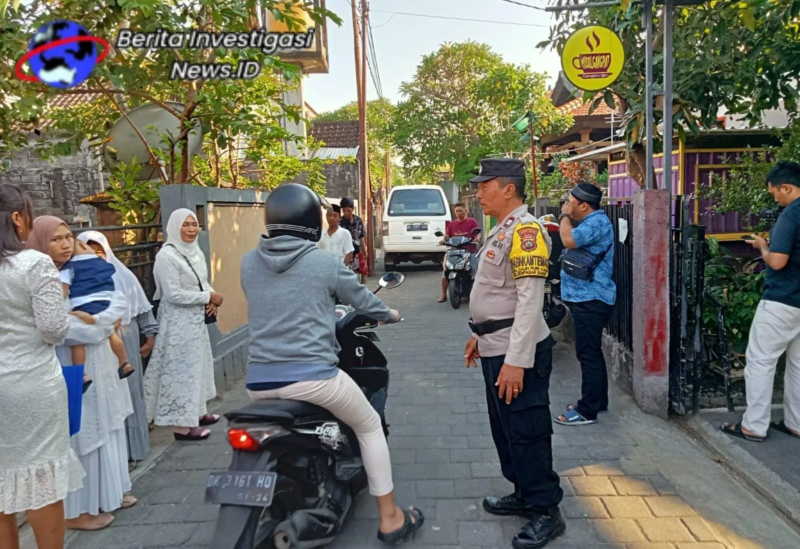 Polisi Banjar Sumuh Bersama Bhabinkamtibmas Polsek Denbar Atensi Pernikahan Warga
