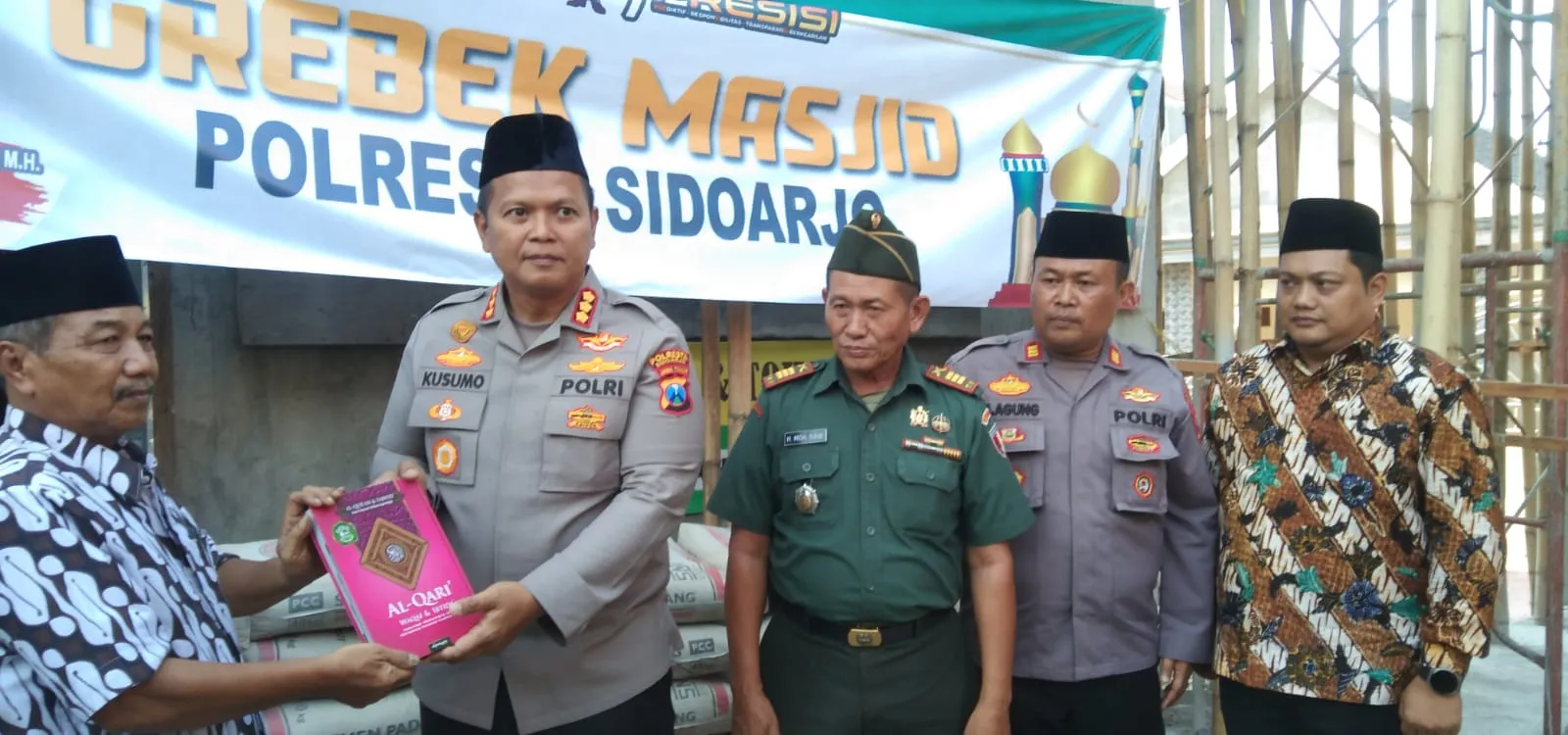 Jum'at Curhat Polres Sidoarjo Beri Bantuan Tali-Asih Dalam Bentuk Material dan Alquran.
