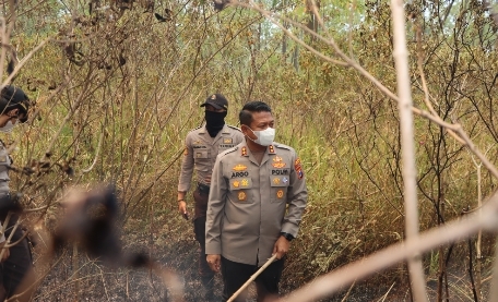 Sinergitas Polres Ngawi Bersama TNI dan Pemkab Upaya Padamkan Api di Lereng Gunung Lawu