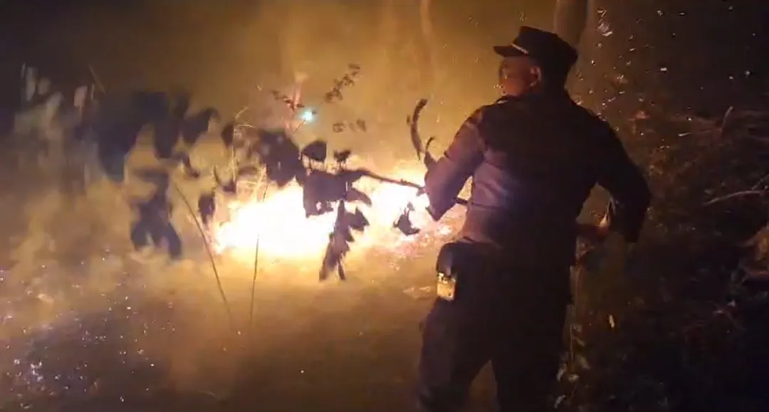 Sigap, Polisi Berhasil Padamkan Kebakaran Lahan Kosong di Pamekasan