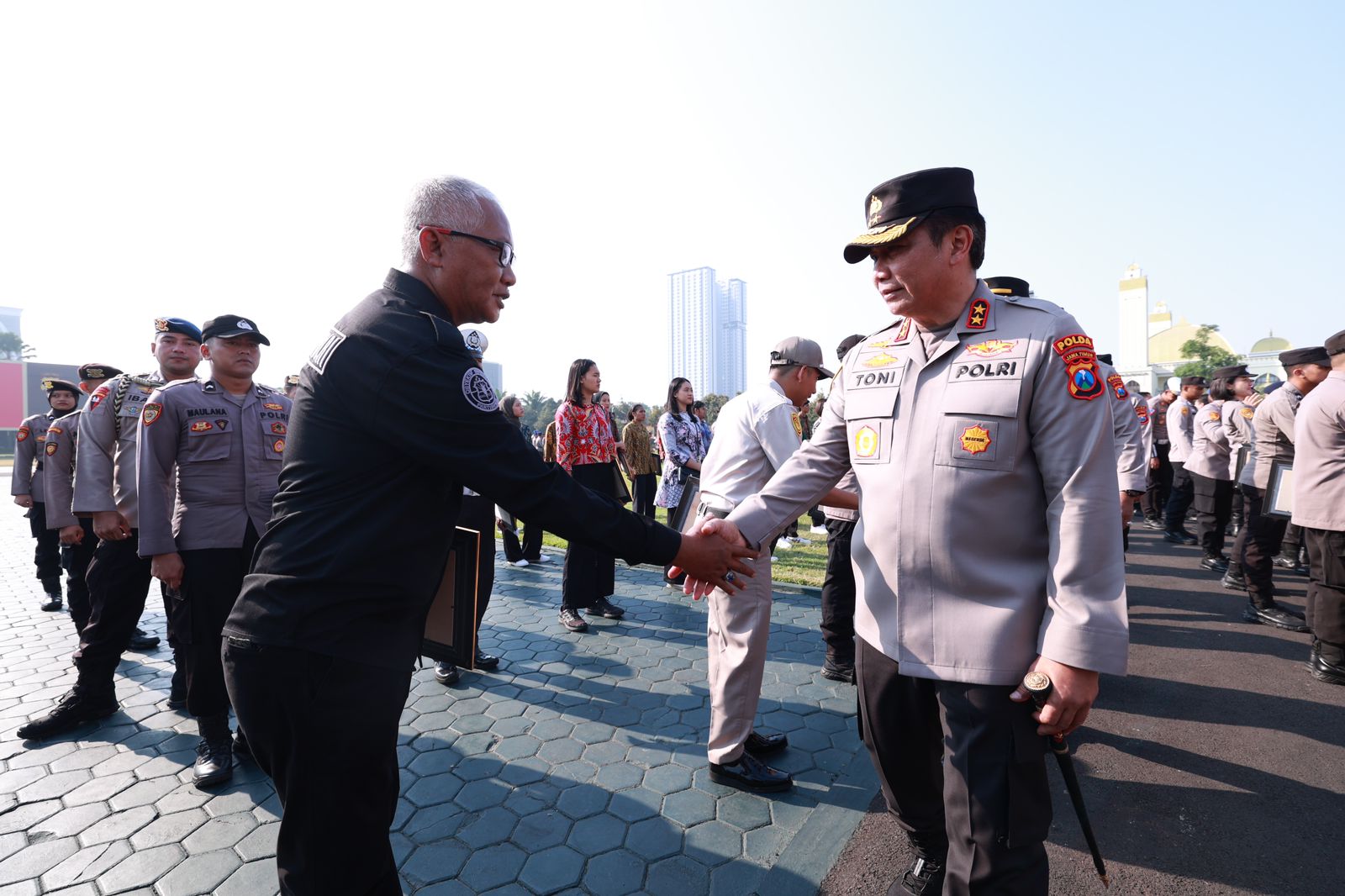 Kapolda Jatim Beri Penghargaan Untuk 216 Personel Polri dan PNS Polda Jatim