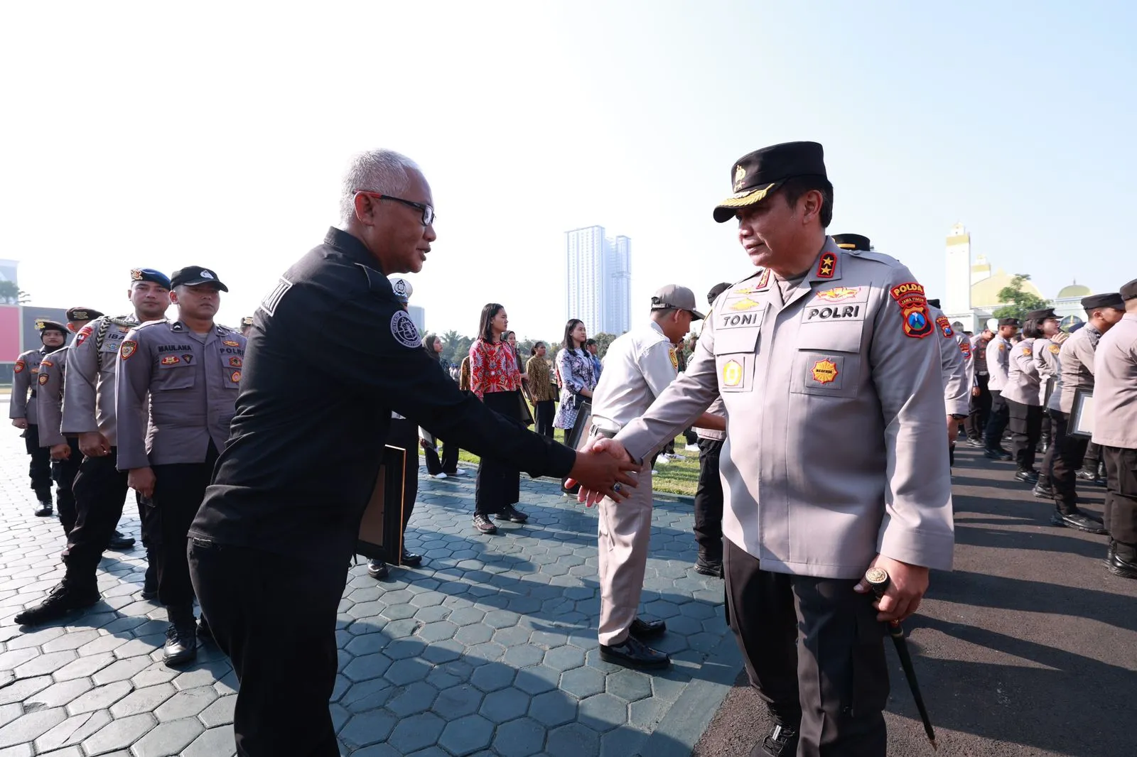 Kapolda Jatim Beri Penghargaan Untuk 216 Personel Polri dan PNS Polda Jatim
