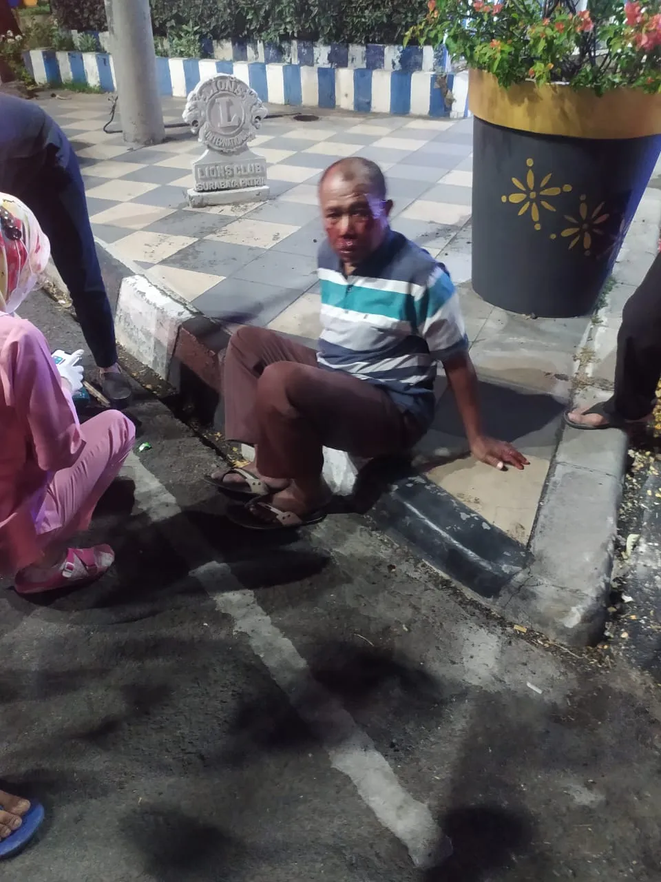 Pria Paruh Baya Dihantam Mobil Akibat Terobos Lampu Traffic Light