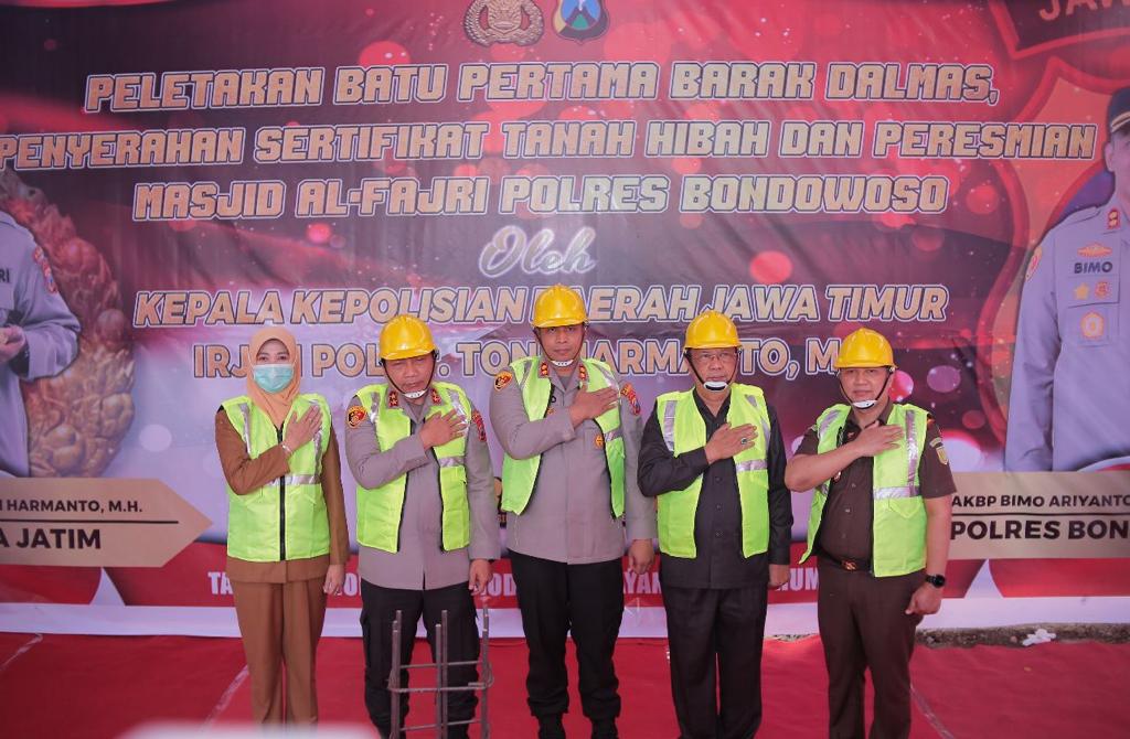 Letakan Batu Pertama Bangun Barak Dalmas, Kapolda Jatim Apresiasi Sinergitas Forkopimda Bondowoso