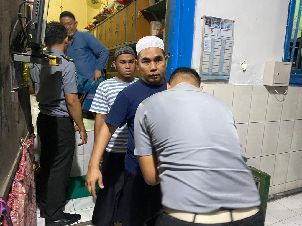Penggeledahan Rutin Kamar Hunian Lapas Sidoarjo untuk Minimalisir Gangguan Keamanan dan Ketertiban