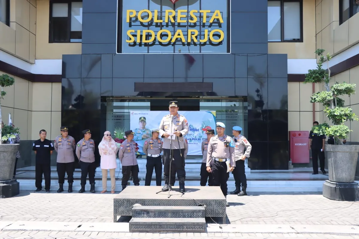 Sambut HUT Humas Polri Ke-72, Polresta Sidoarjo Berikan Bantuan Air Bersih