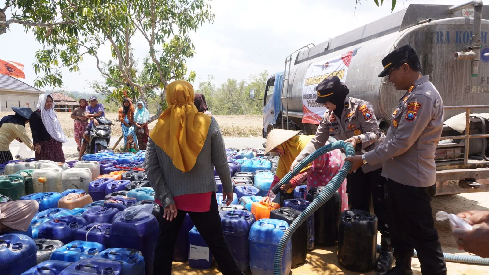 Peringati HUT Humas Polri ke-72, Polres Bangkalan Gelar Aksi Sosial, Bantu Warga Distribusikan Air Bersih