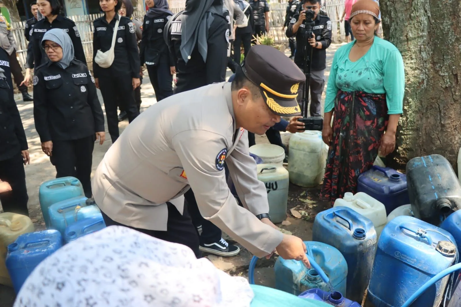 Sambut HUT Humas Polri ke – 72 Bidhumas Polda Jatim dan Jajaran Salurkan 624 Ribu Liter Air Bersih untuk Warga