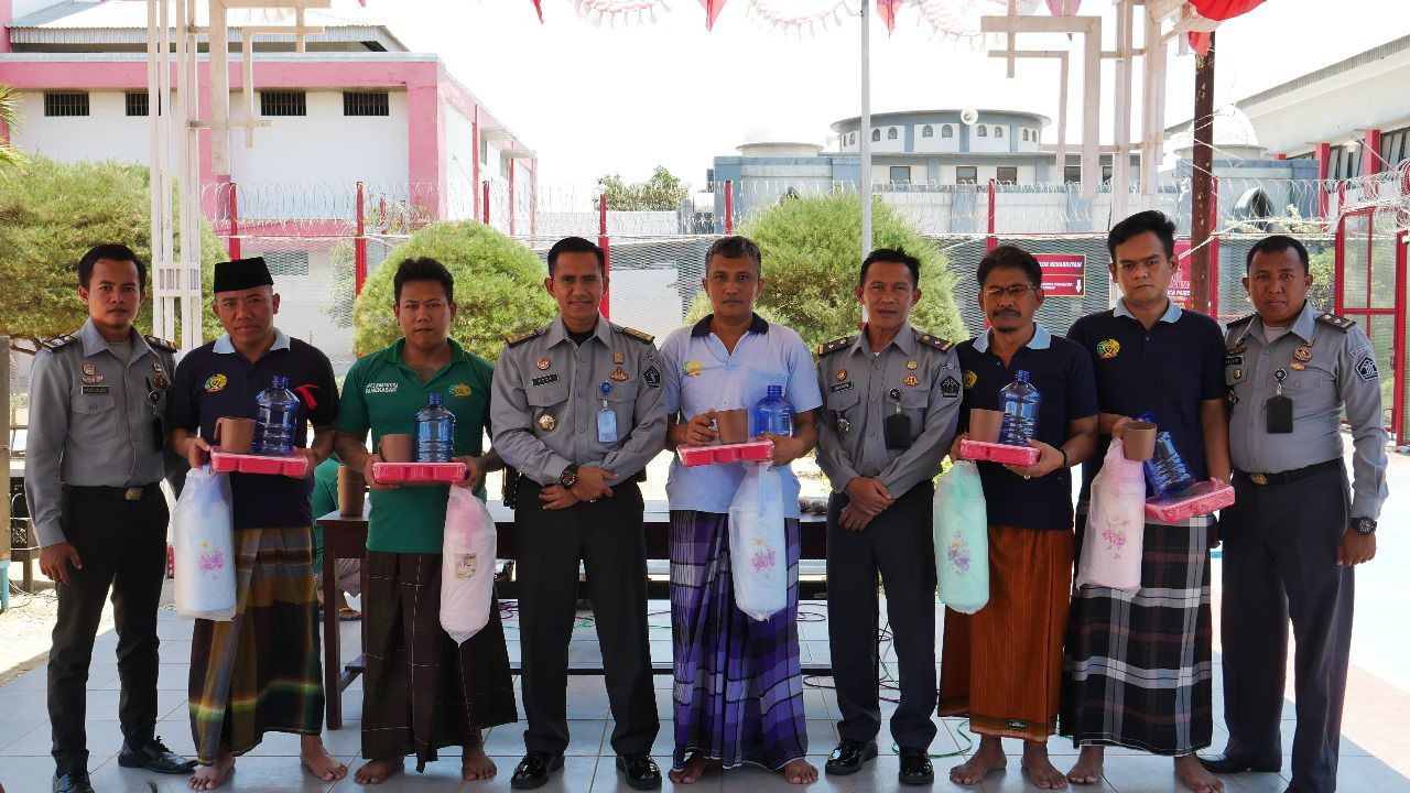 Optimalkan Pelayanan, Lapas Narkotika Kelas IIA Pamekasan Membagikan Peralatan Makan Kepada Warga Binaan