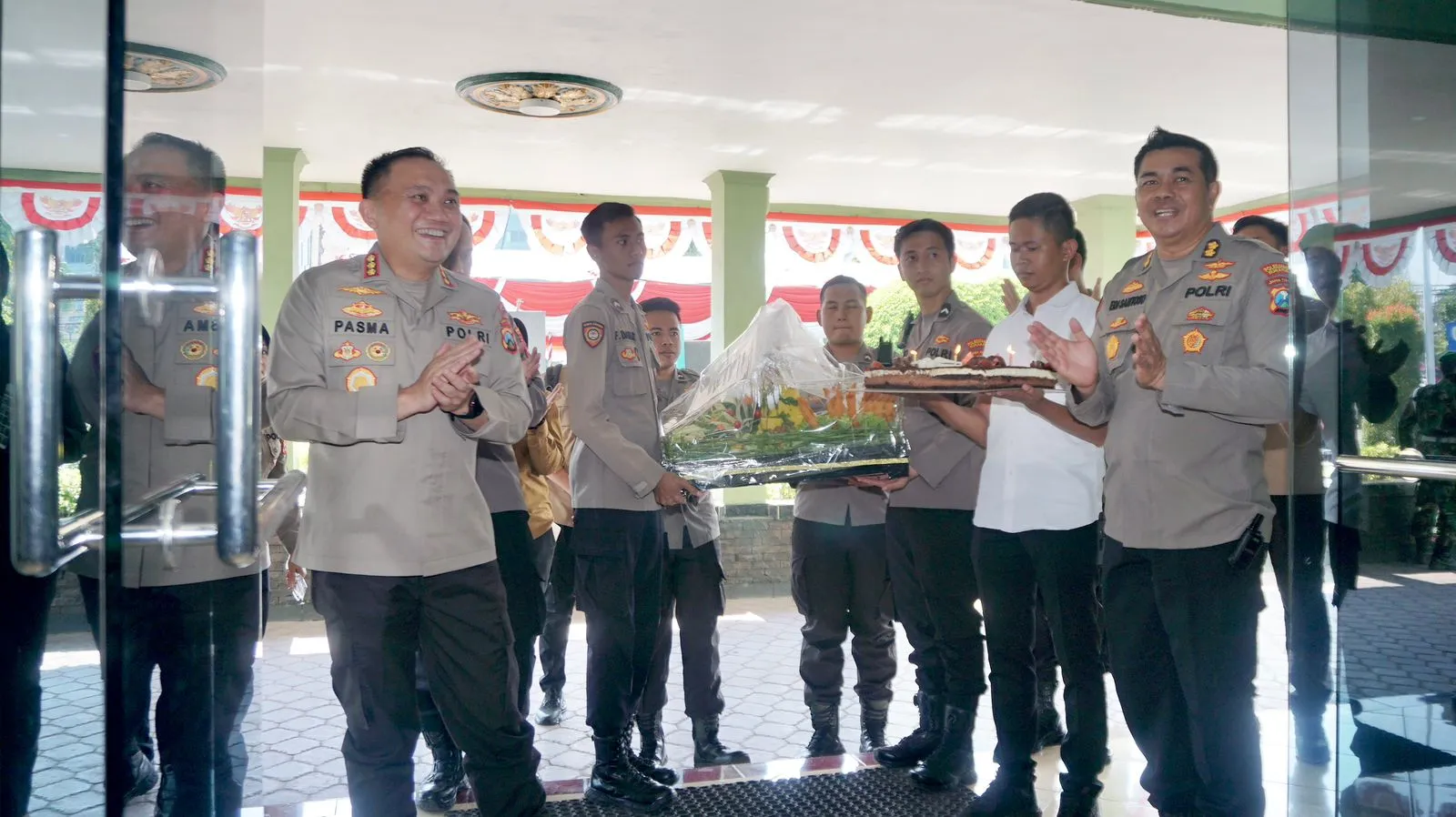 HUT TNI ke-78, Kapolrestabes Surabaya Beri Kejutan ke Markas Korem 084/BJ