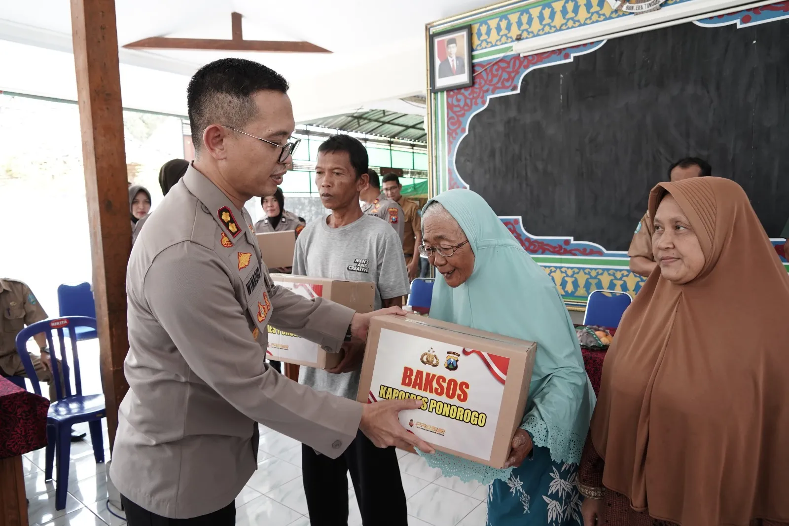 Polisi Peduli Ratusan Warga Terima Bantuan Sosial Polres Ponorogo