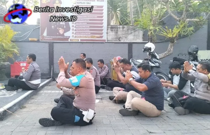 Persembahyangan Personil Polsek Dentim Memohon Kelancaran KTT AIS 2023