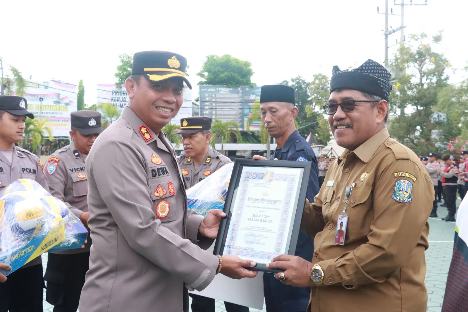 Polresta Banyuwangi Serahkan Hadiah Lomba Yel-Yel dan Lomba Kebersihan Tour of Kemala 2023
