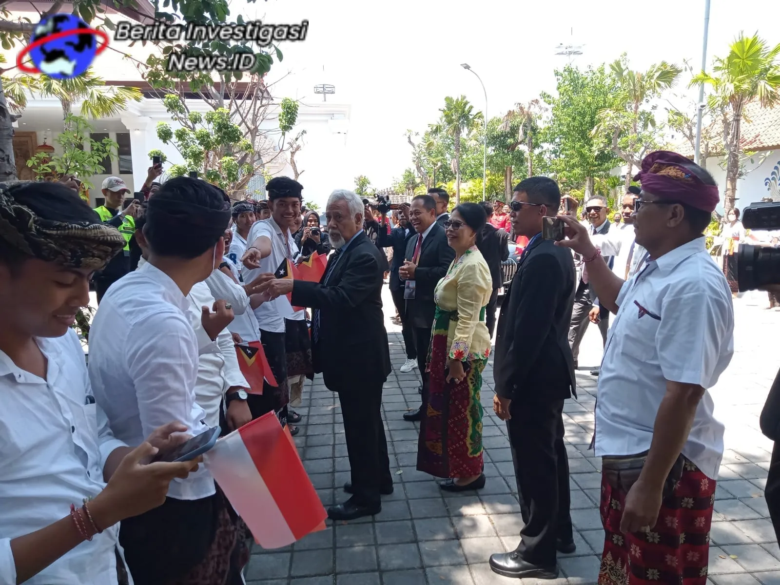 PM Timor Leste Xanana Gusmao Disambut Hangat Anak-Anak SMPN 2 Kuta