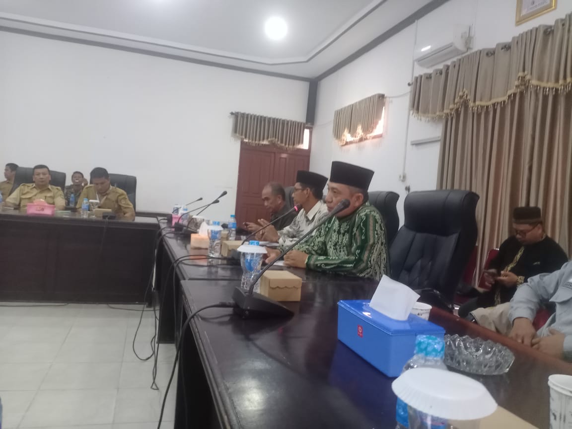 Desak Pembangunan Keraton, Puluhan Warga Perundohan Kerajaan Simpang Datangi Kantor DPRD Kayong Utara