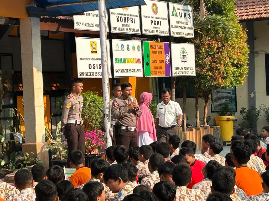 Tindak Lanjut Laka Lantas yang Libatkan Pelajar, Polantas Sosialisasi Bahaya Balap Liar di SMPN 25 Surabaya