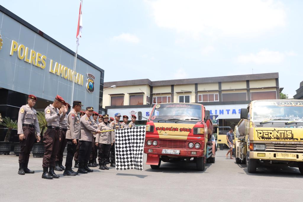 Polres Lamongan Distribusikan 10 Truck Air Bersih Untuk Warga Kedungkumpul