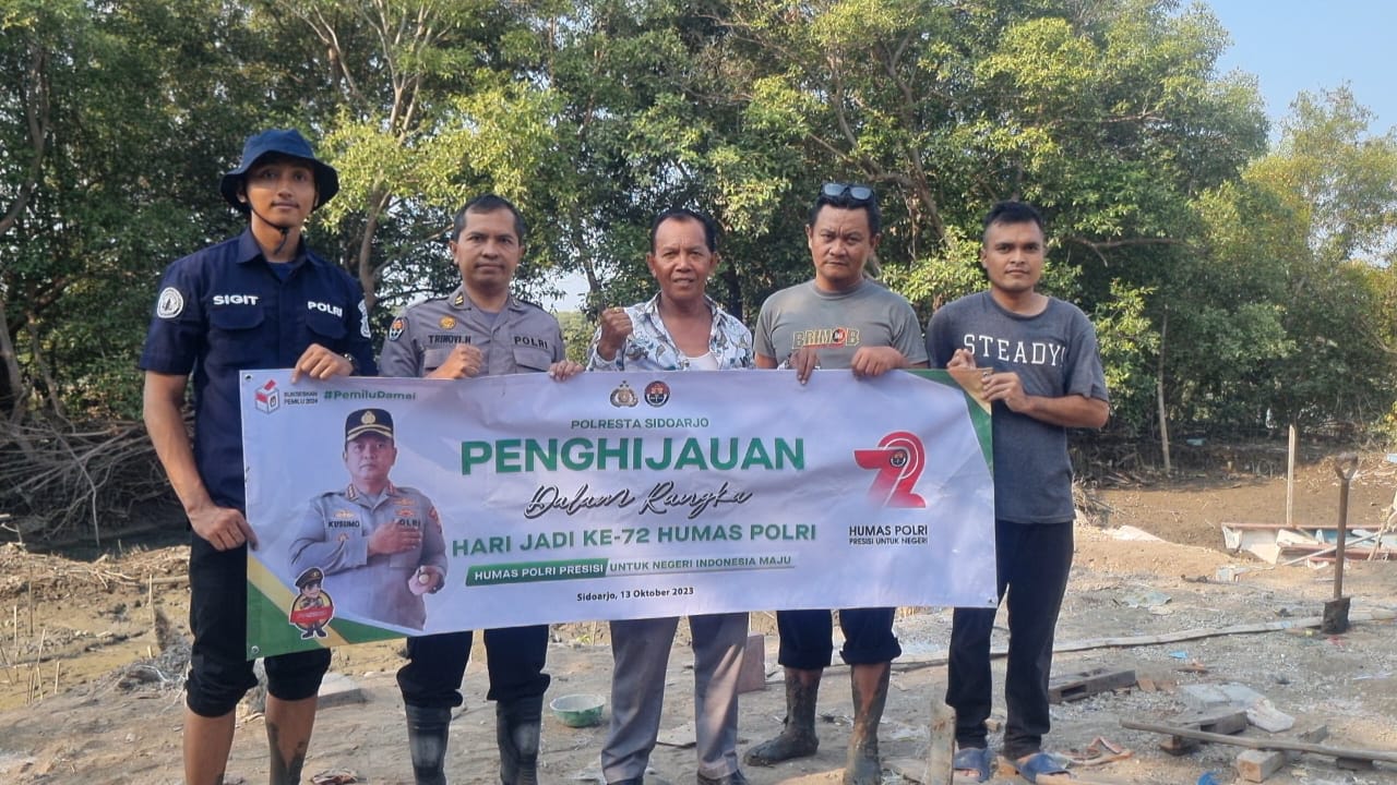 Cegah Abrasi, Humas Polresta Sidoarjo Tanam Mangrove di Kawasan Pesisir