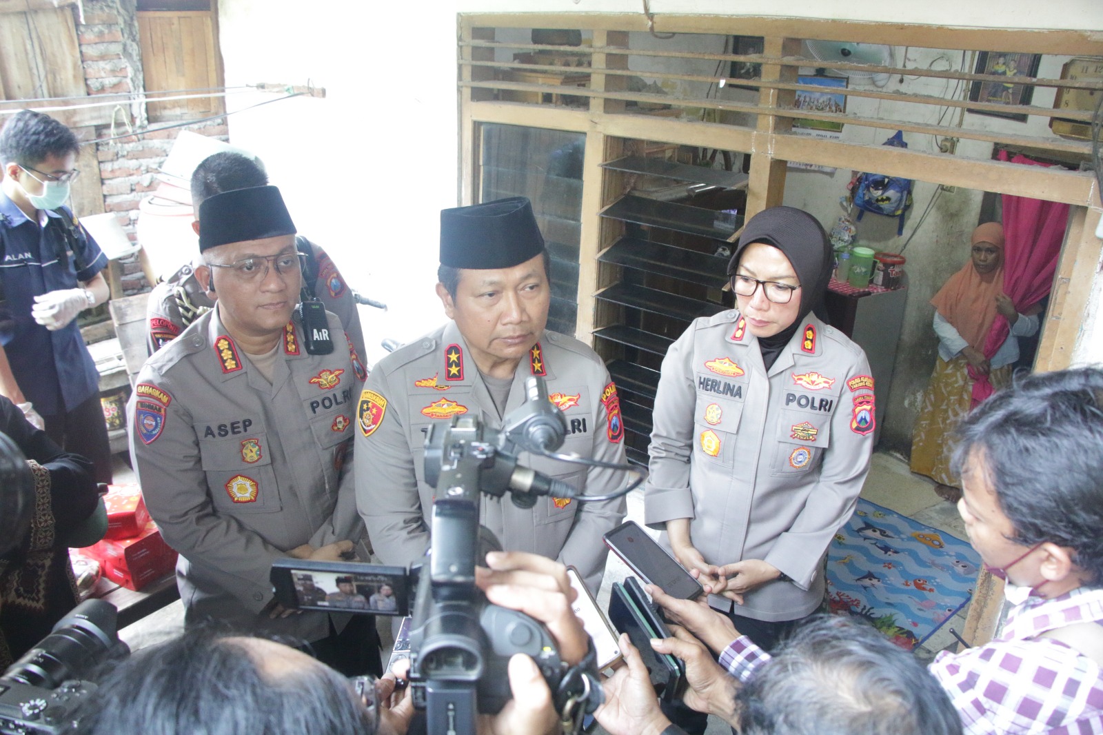 Jumat Curhat Kapolda Jatim Libatkan Tim Dokter Kepolisian Periksa Warga Yang Sakit