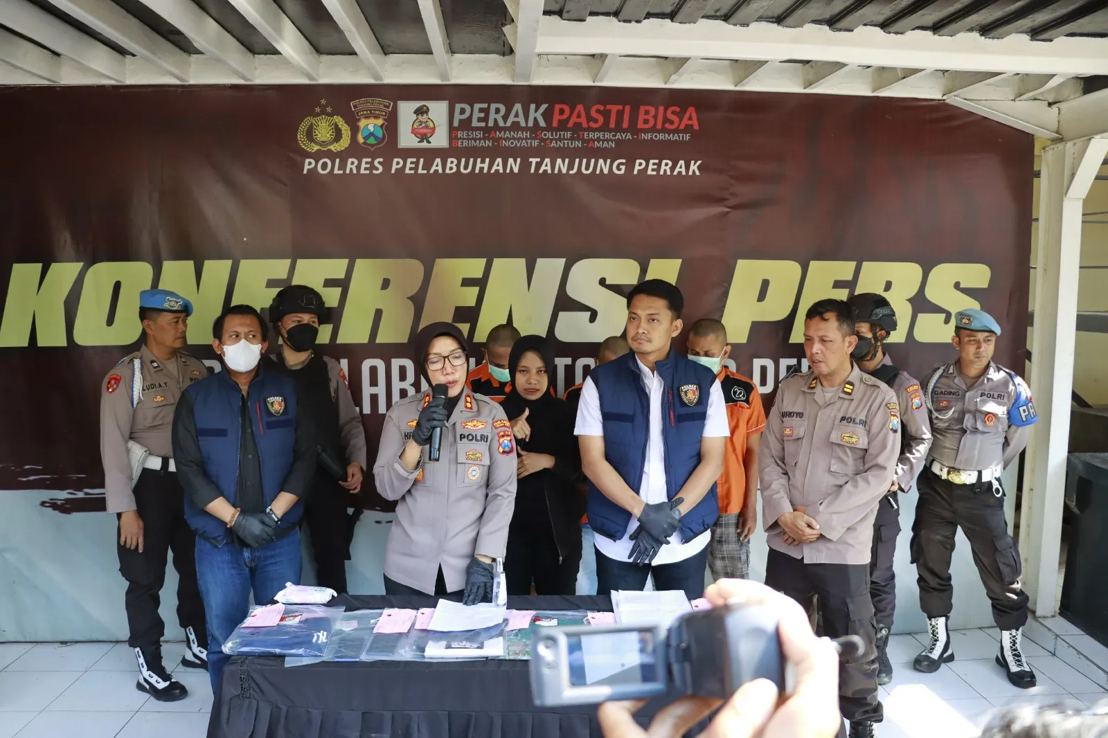 Polres Tanjung Perak Amankan Komplotan Pelaku Pemerasan Mengaku Anggota Polisi