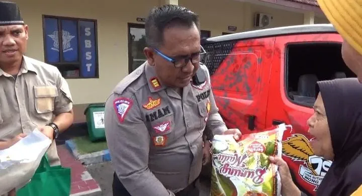 Polres Bondowoso Berbagi 1000 Paket Sembako Dari Kapolda Jatim Untuk Kaum Dhuafa