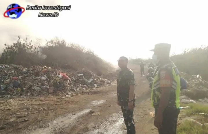 Gabungan TNI-POLRI dan PMK Denpasar Berupaya Padamkan Api di TPA Suwung