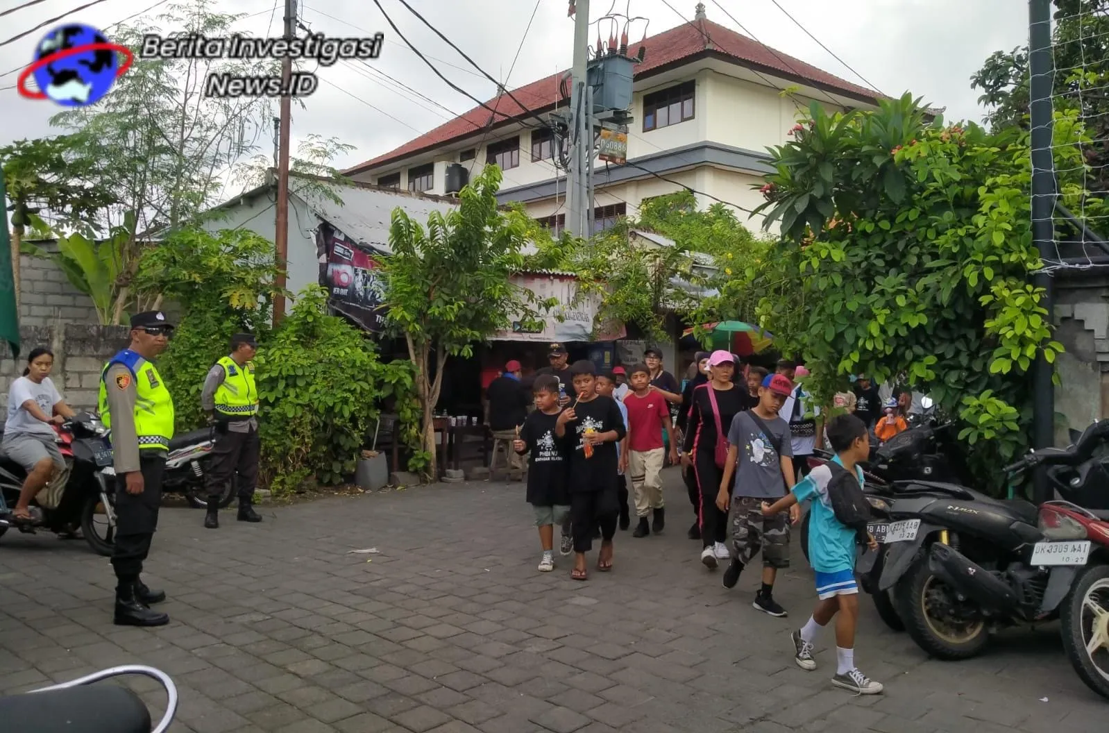 Polsek Densel Atensi Pengamanan Jalan Santai Peringatan Maulid Nabi 2023 MWC NU