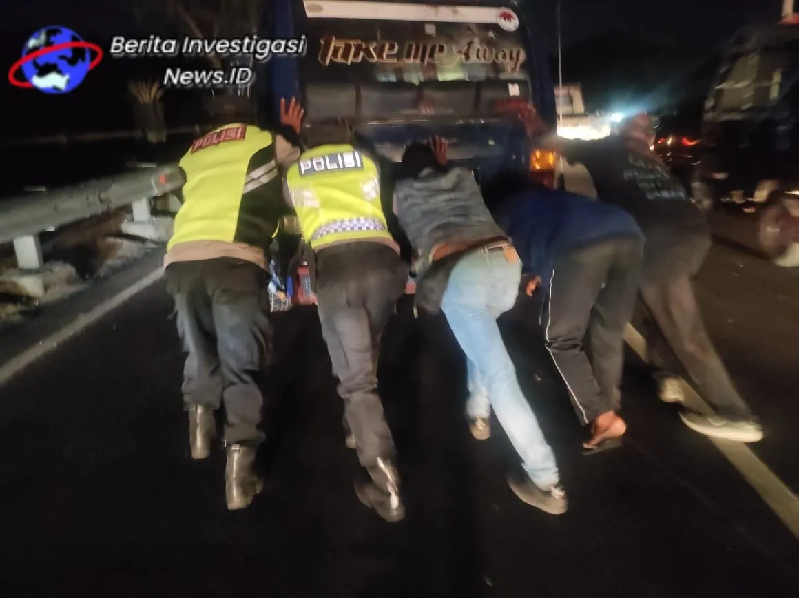 Mobil Mogok Ditengah Jalan Dievakuasi Blue Light Patrol Polsek Kutsel