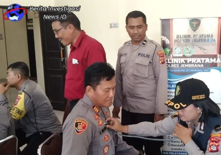 Sidokkes Polres Jembrana Periksa dan Cek Kesehatan Kapolsek Melaya