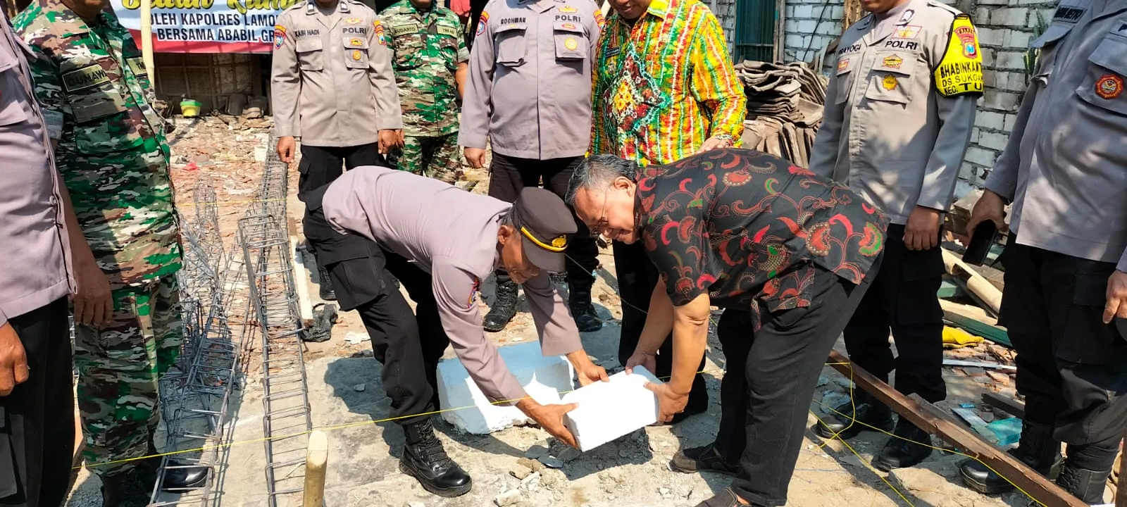 Polri Peduli, Polres Lamongan Bedah Rumah Warga Menjadi Layak Huni