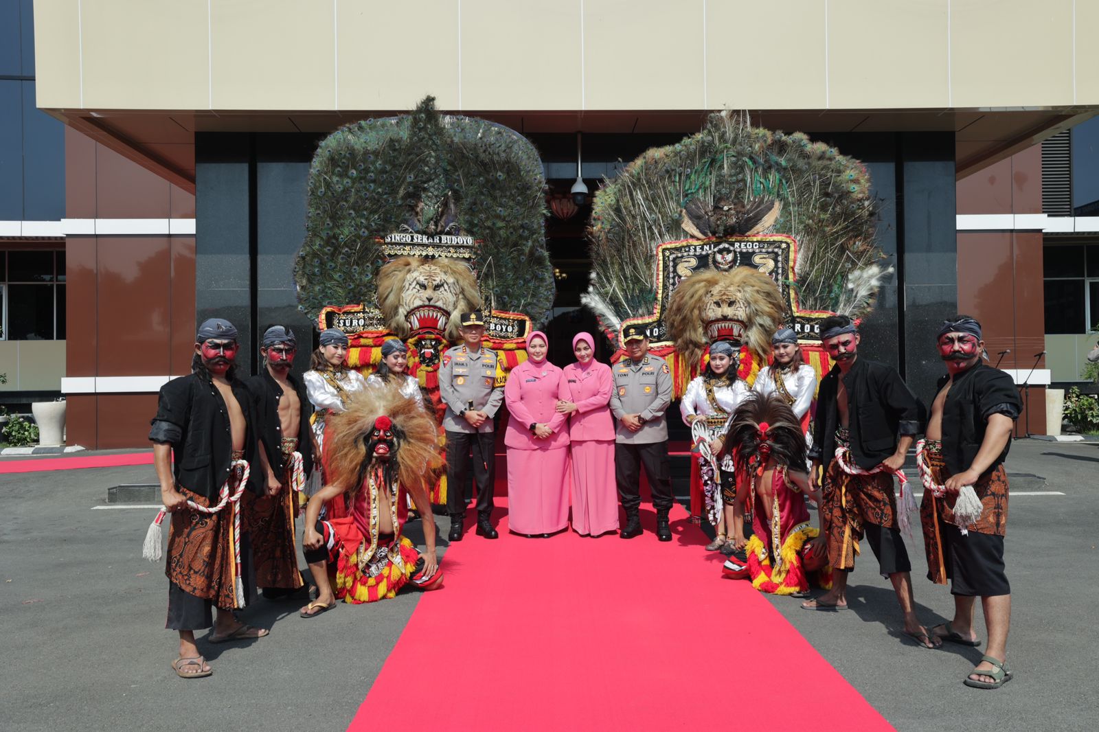 Tari Reog dan Beskalan Sambut Irjen Pol Imam Sugianto Sebagai Kapolda Jatim Yang Baru
