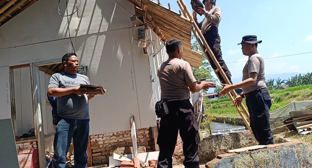 Aksi Polisi di Jember Sulap Gubuk Seorang Nenek Jadi Rumah Layak Huni