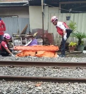 Diduga Bunuh Diri Pria Paruh Baya Tertabrak Kereta Api Komuter