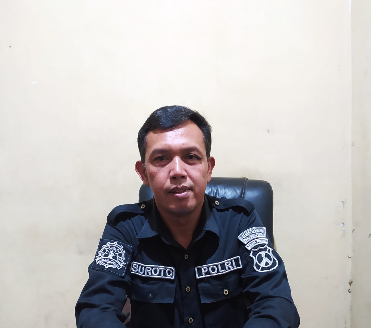Tanggapan Kasi Humas Polres Pelabuhan Tanjung Perak Terkait Anggota Yang Menggunakan Kaos Tribrata di Kafe