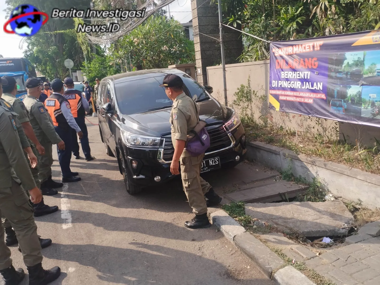 Polsek Densel dan Tim Gabungan Tertibkan Mobil Parkir Sembarangan