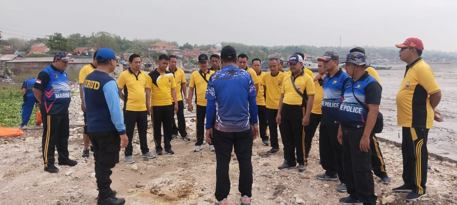 Aksi Nyata Satpolairud Polres Bangkalan dalam "Kamal Beach Light Up"