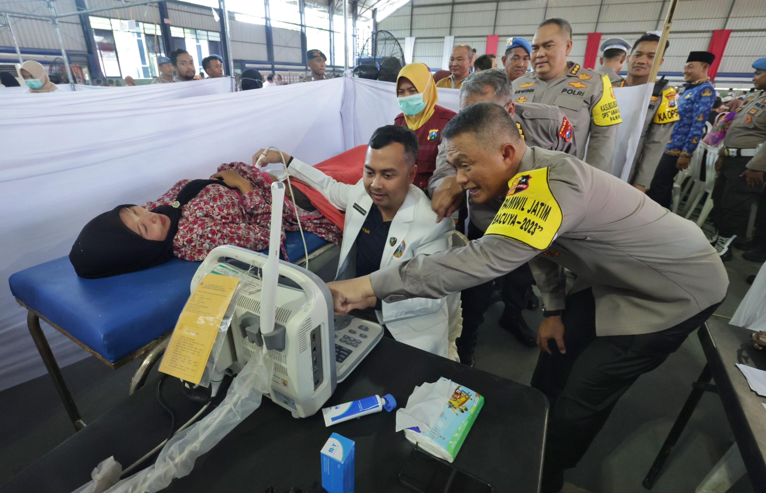 Tindaklanjuti Jumat Curhat Polda Jatim Gelar Baksos dan Bakkes di Sampang Madura