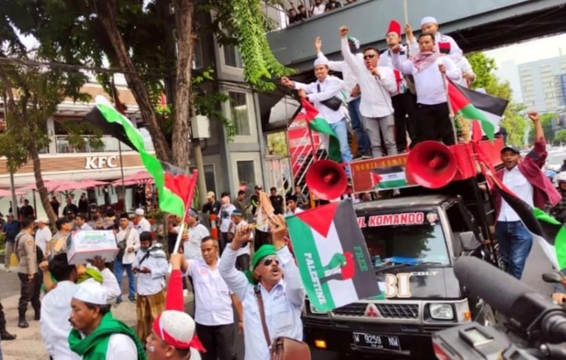 Seruan Boikot Produk Berafiliasi Dengan Israel Dalam Aksi Demo Bela Palestina di Surabaya