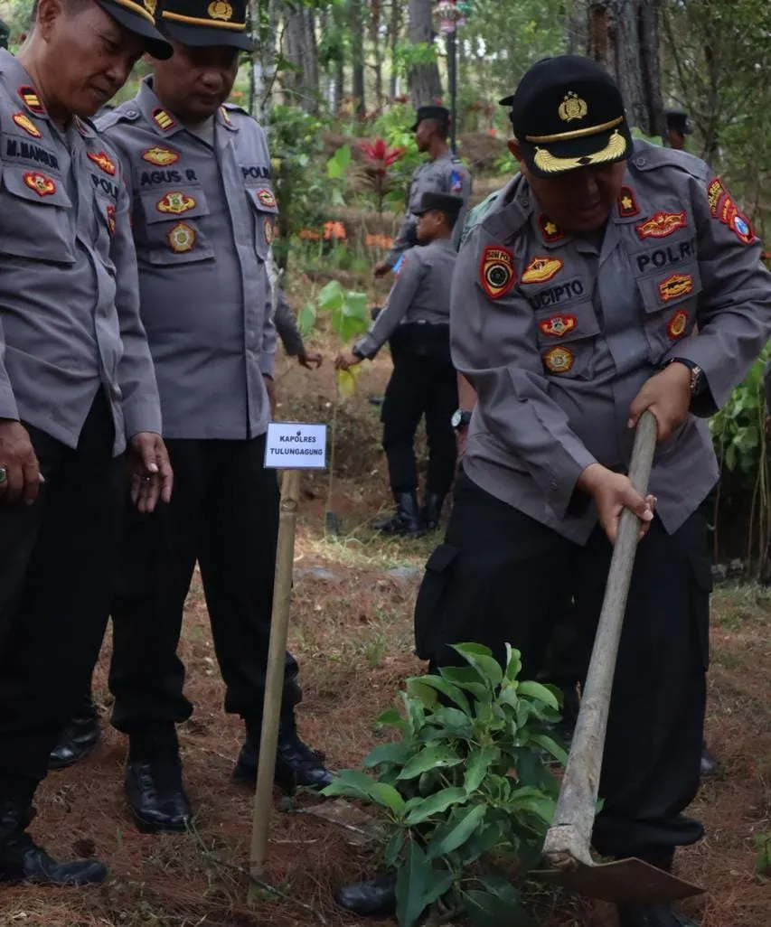 Lestarikan Hutan Polres Tulungagung Tanam Pohon di D CapinLestarikan Hutan Polres Tulungagung Tanam Pohon di D Capin