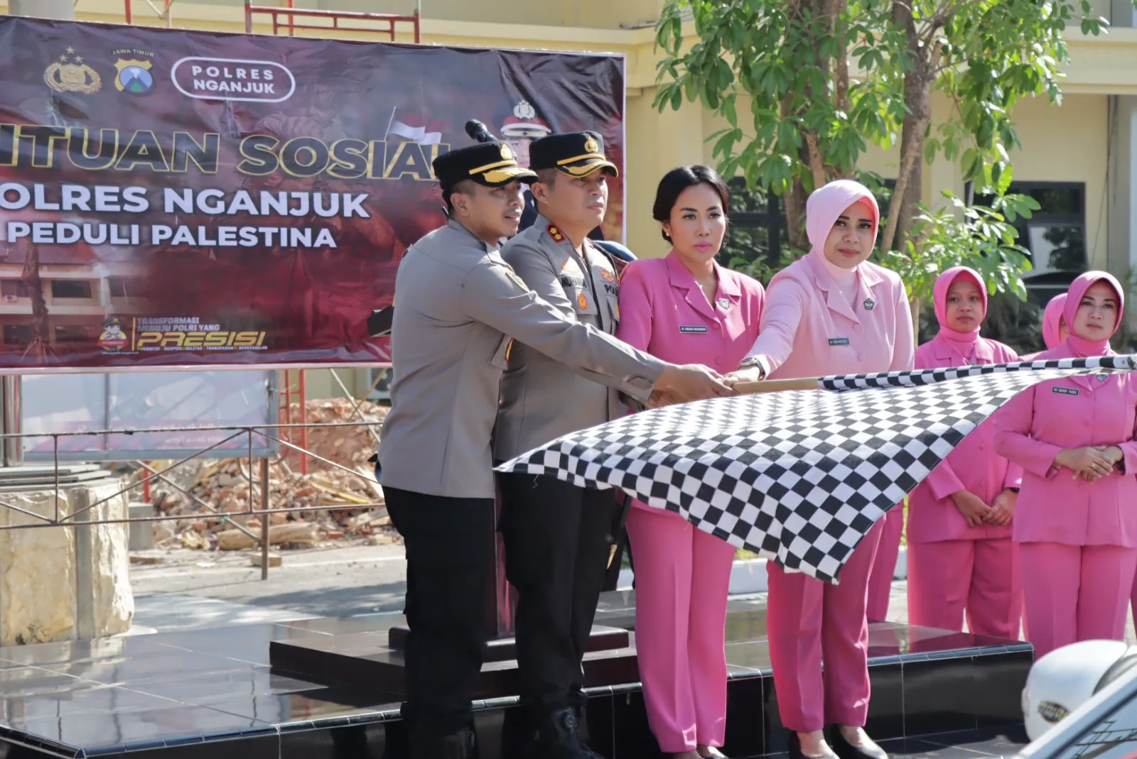 Polres Nganjuk dan Pengurus Bhayangkari Cabang Nganjuk Kirim Dua Truk Bantuan Sosial Peduli Palestina
