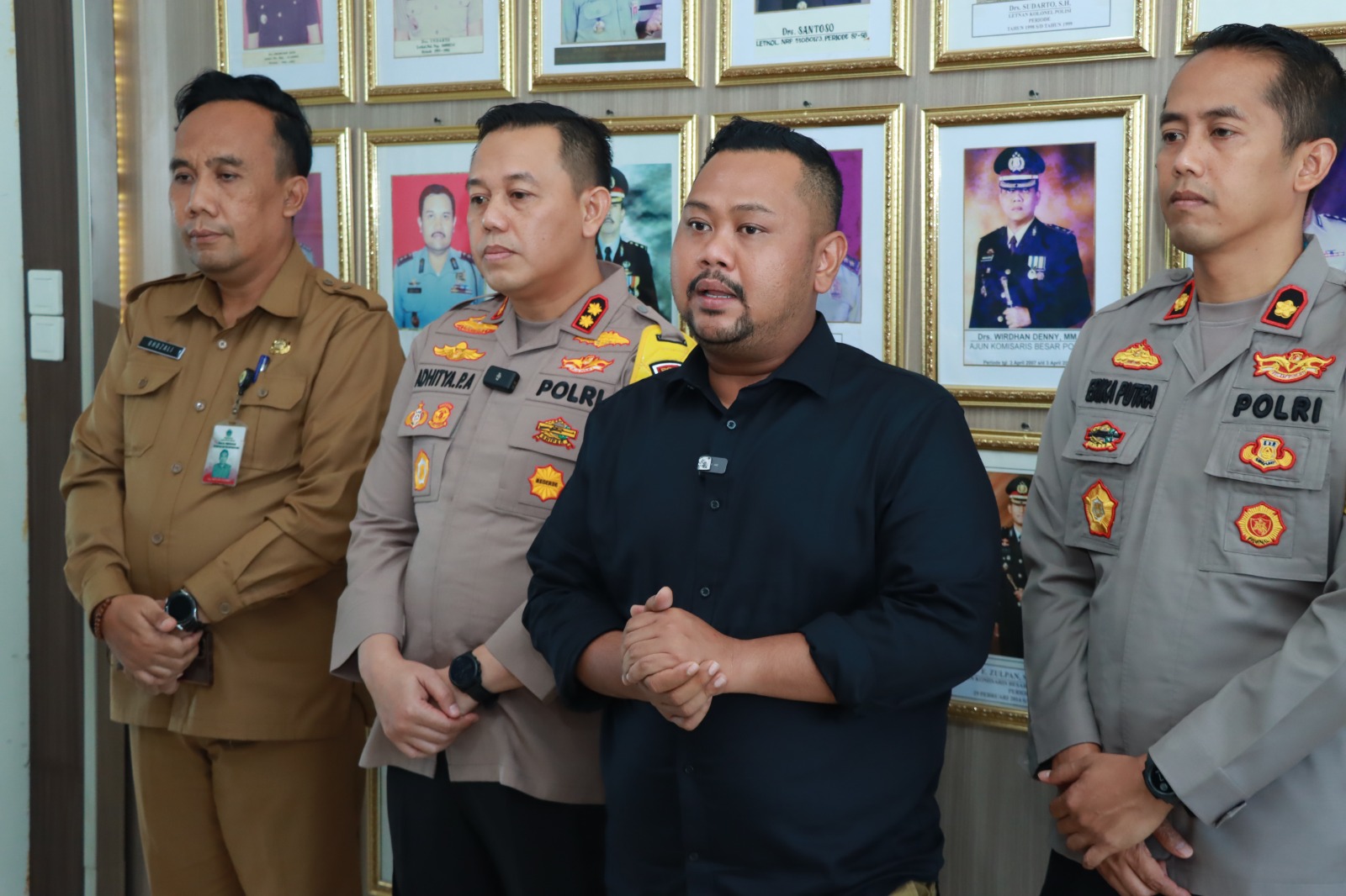 Kunjungi Polres Gresik, Bupati Fandi Akhmad Yani Sampaikan Permohonan Maaf Atas Kericuhan Suporter
