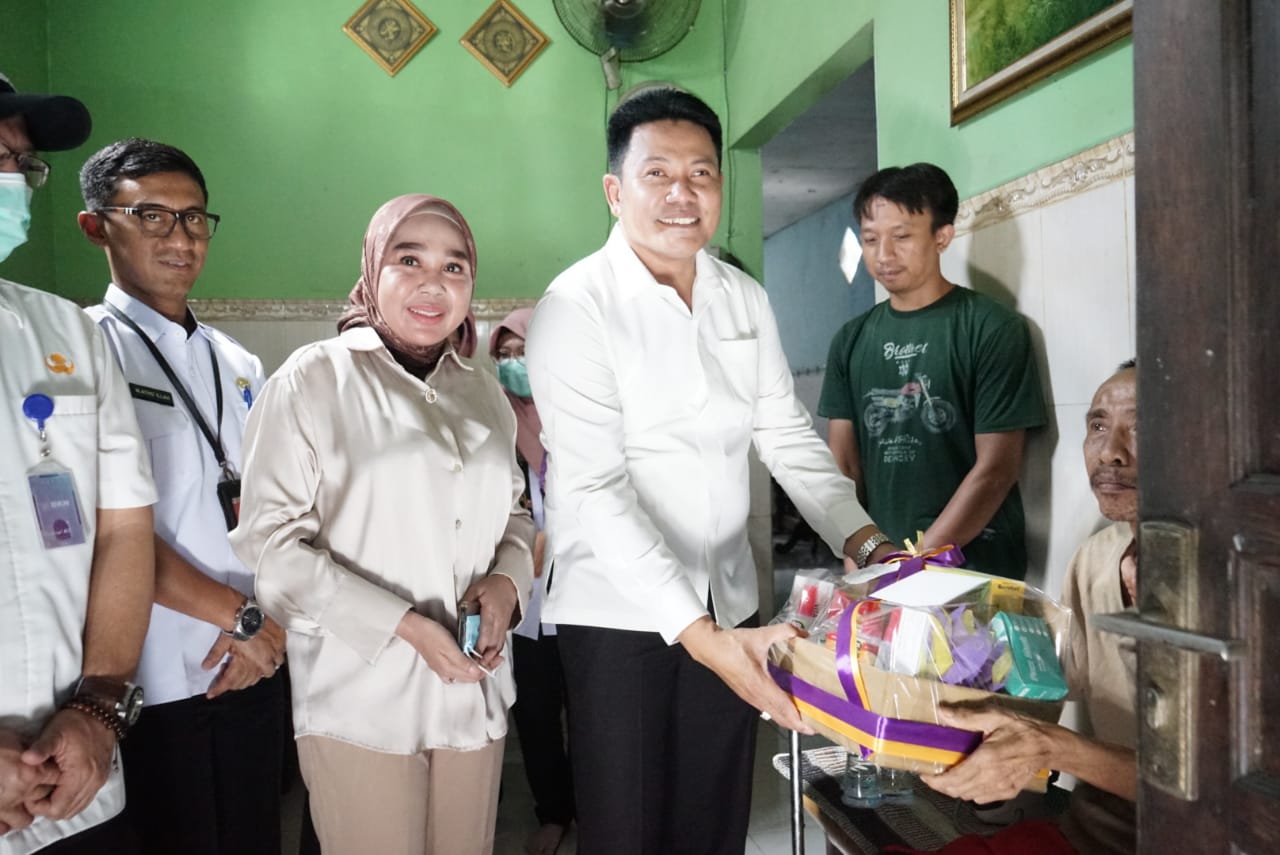 Jenguk Warga Sakit, Wabup Sidoarjo Subandi Minta Puskesmas dan RSUD Memantau Langsung